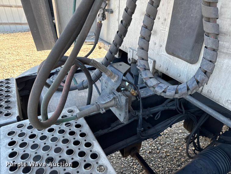 image for item YA1169 2017 Kenworth T680 semi truck