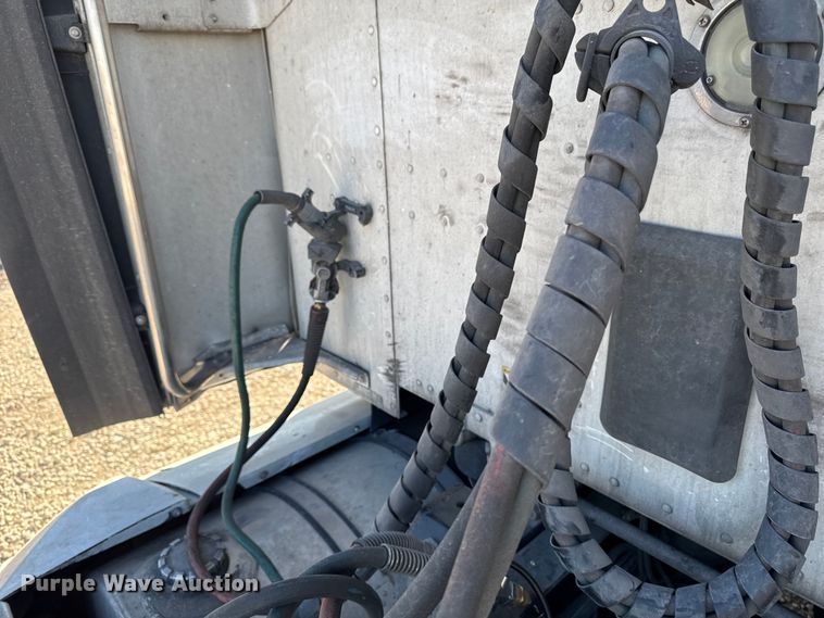 image for item YA1169 2017 Kenworth T680 semi truck