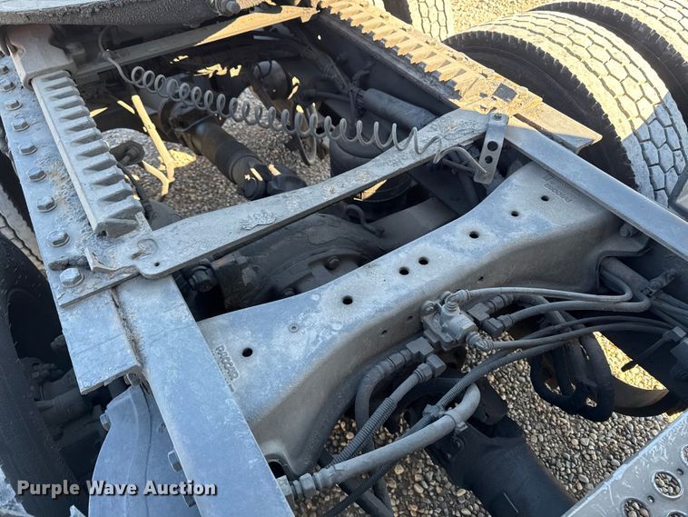 image for item YA1169 2017 Kenworth T680 semi truck