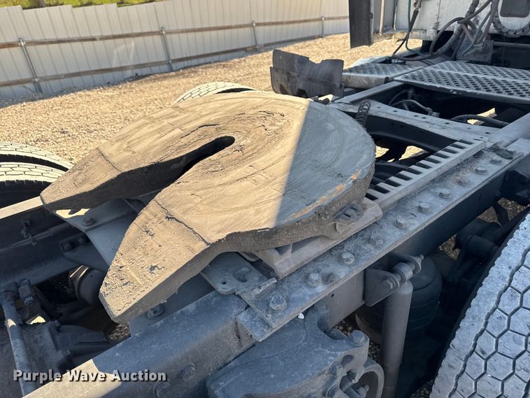 image for item YA1169 2017 Kenworth T680 semi truck