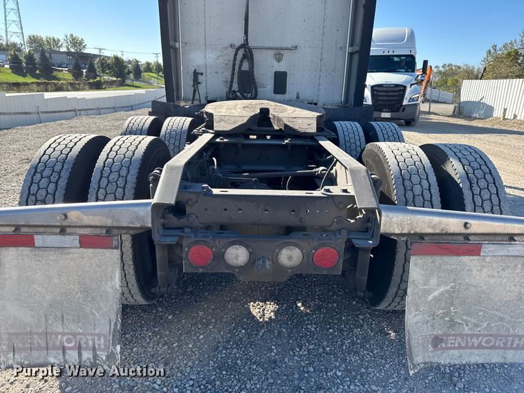 image for item YA1169 2017 Kenworth T680 semi truck