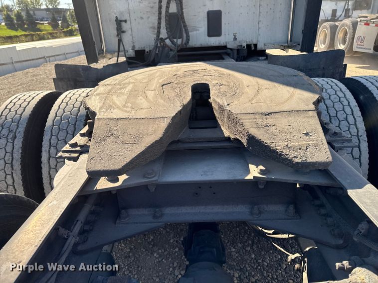 image for item YA1169 2017 Kenworth T680 semi truck