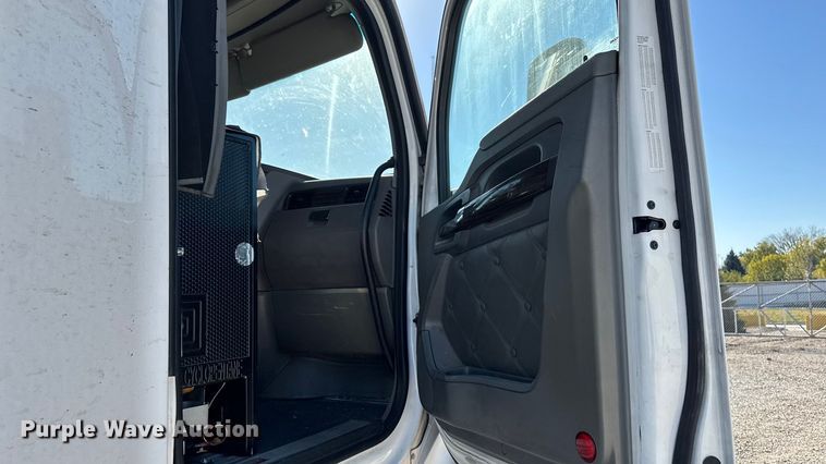 image for item YA1169 2017 Kenworth T680 semi truck