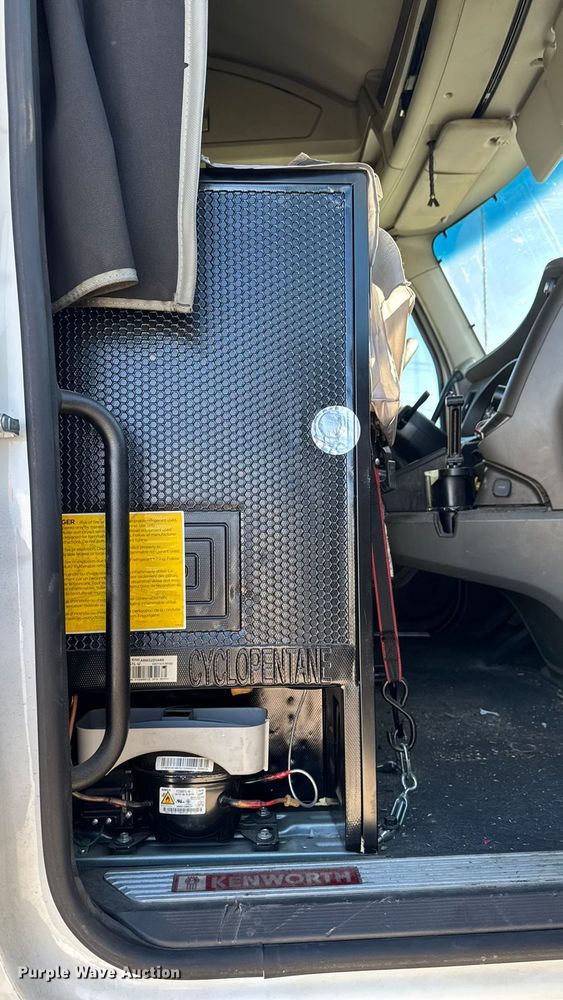 image for item YA1169 2017 Kenworth T680 semi truck