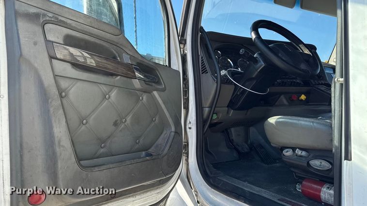 image for item YA1169 2017 Kenworth T680 semi truck