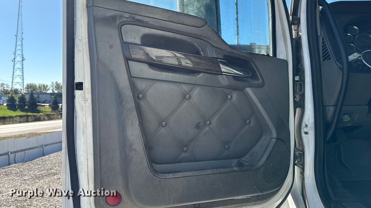 image for item YA1169 2017 Kenworth T680 semi truck