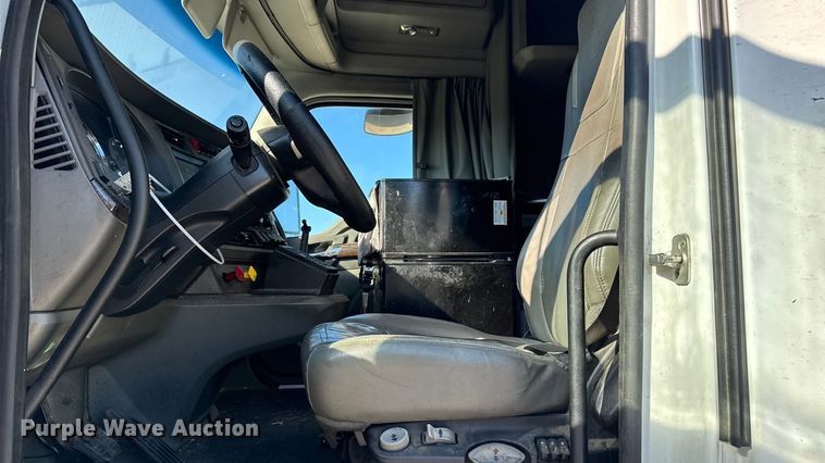 image for item YA1169 2017 Kenworth T680 semi truck