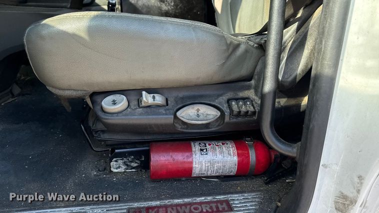 image for item YA1169 2017 Kenworth T680 semi truck