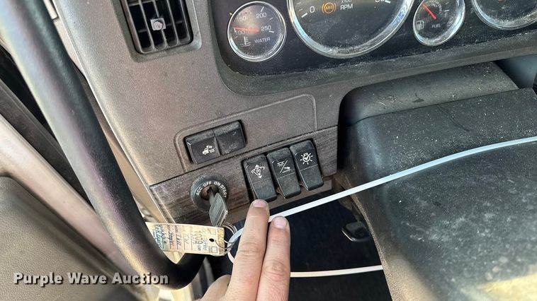 image for item YA1169 2017 Kenworth T680 semi truck