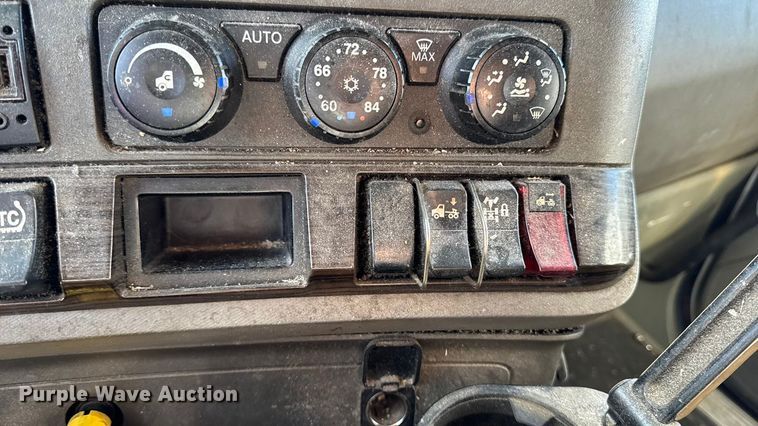 image for item YA1169 2017 Kenworth T680 semi truck