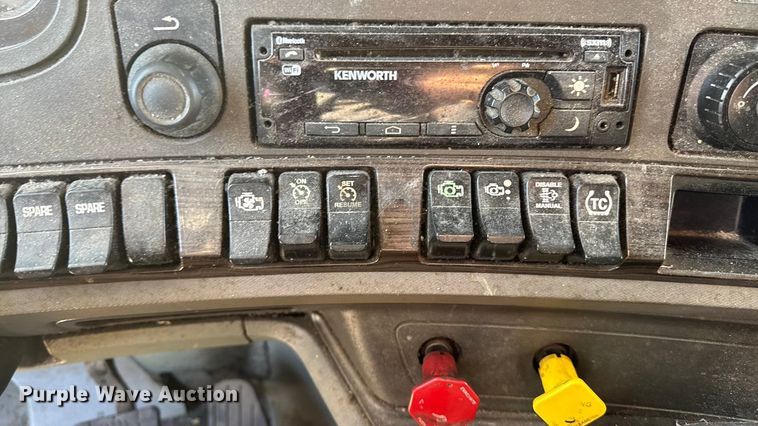 image for item YA1169 2017 Kenworth T680 semi truck