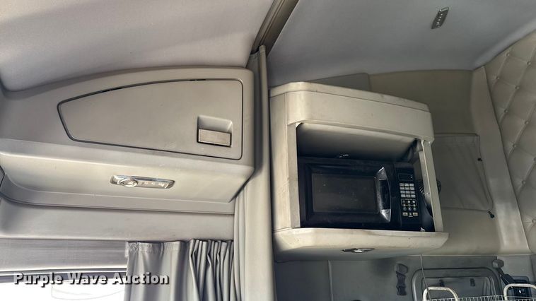 image for item YA1169 2017 Kenworth T680 semi truck