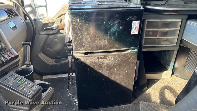 image for item YA1169 2017 Kenworth T680 semi truck