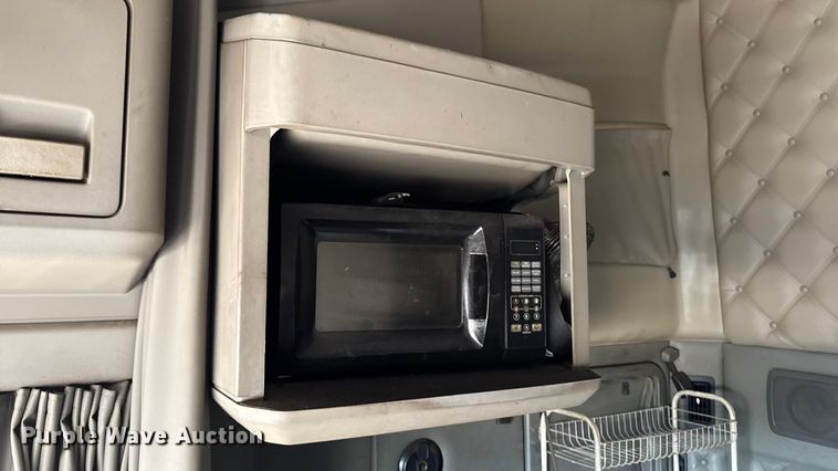 image for item YA1169 2017 Kenworth T680 semi truck