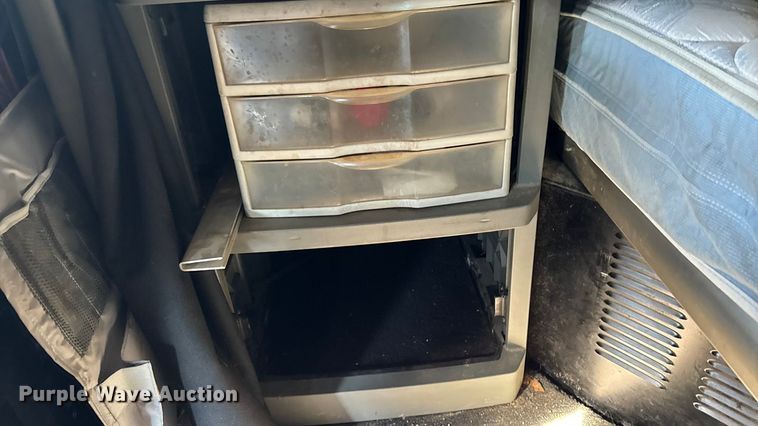 image for item YA1169 2017 Kenworth T680 semi truck