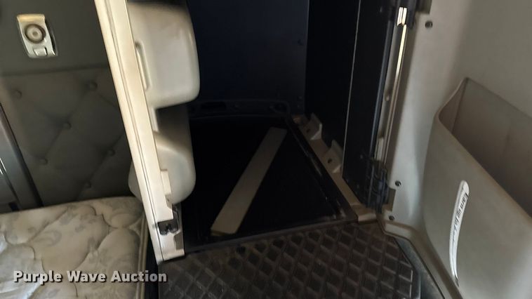 image for item YA1169 2017 Kenworth T680 semi truck