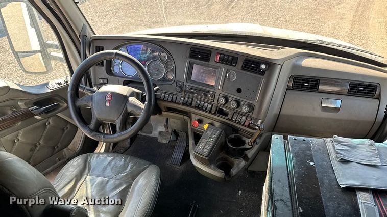image for item YA1169 2017 Kenworth T680 semi truck