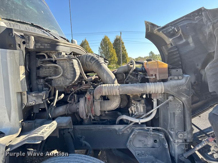 image for item YA1169 2017 Kenworth T680 semi truck