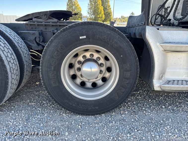 image for item YA1169 2017 Kenworth T680 semi truck