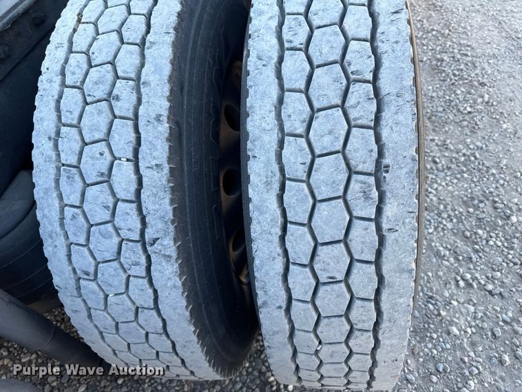 image for item YA1169 2017 Kenworth T680 semi truck