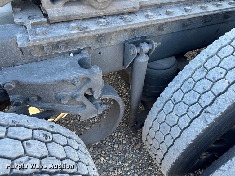 image for item YA1169 2017 Kenworth T680 semi truck