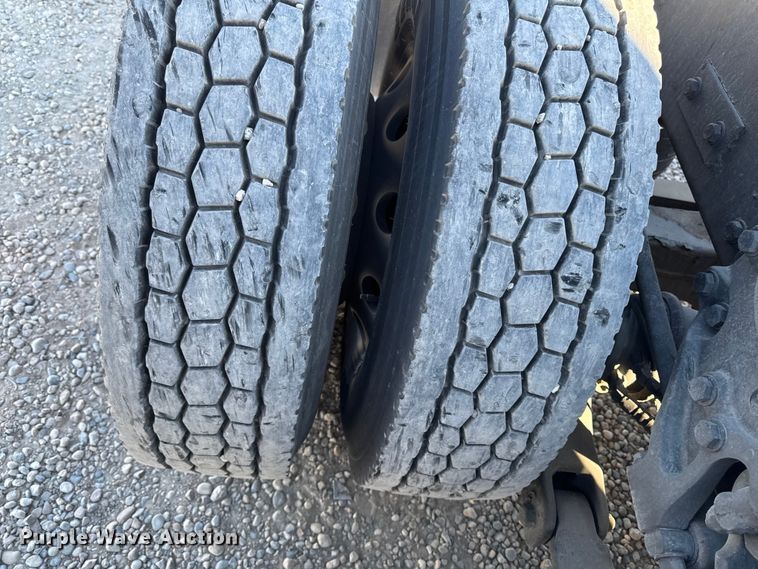 image for item YA1169 2017 Kenworth T680 semi truck