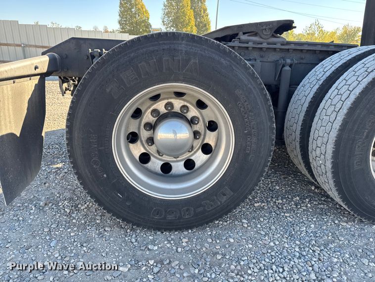 image for item YA1169 2017 Kenworth T680 semi truck