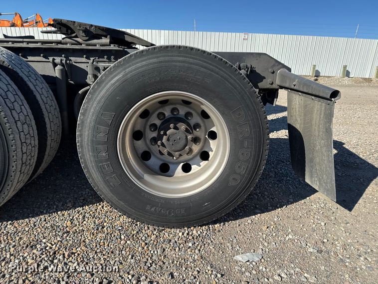 image for item YA1169 2017 Kenworth T680 semi truck