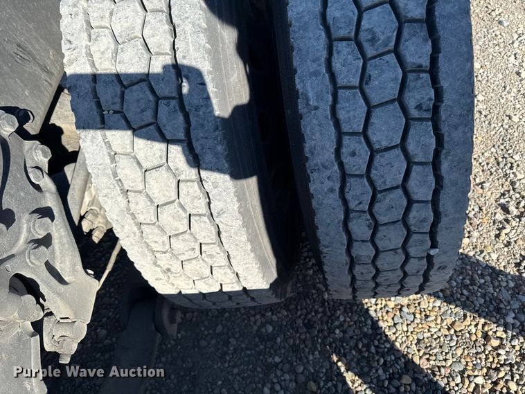 image for item YA1169 2017 Kenworth T680 semi truck