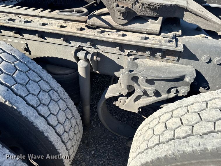 image for item YA1169 2017 Kenworth T680 semi truck