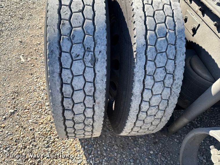 image for item YA1169 2017 Kenworth T680 semi truck