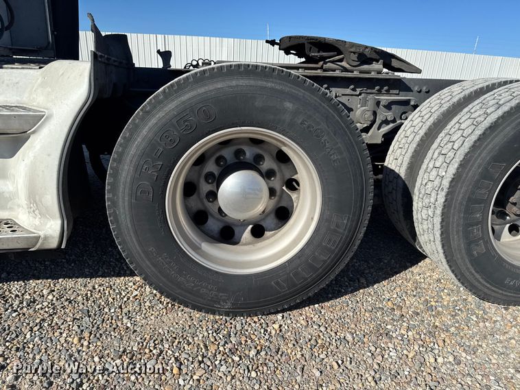 image for item YA1169 2017 Kenworth T680 semi truck