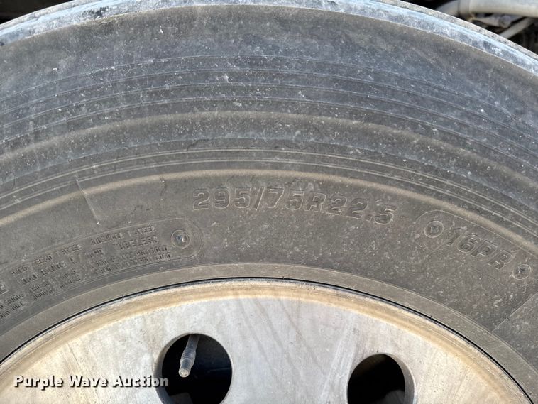 image for item YA1169 2017 Kenworth T680 semi truck