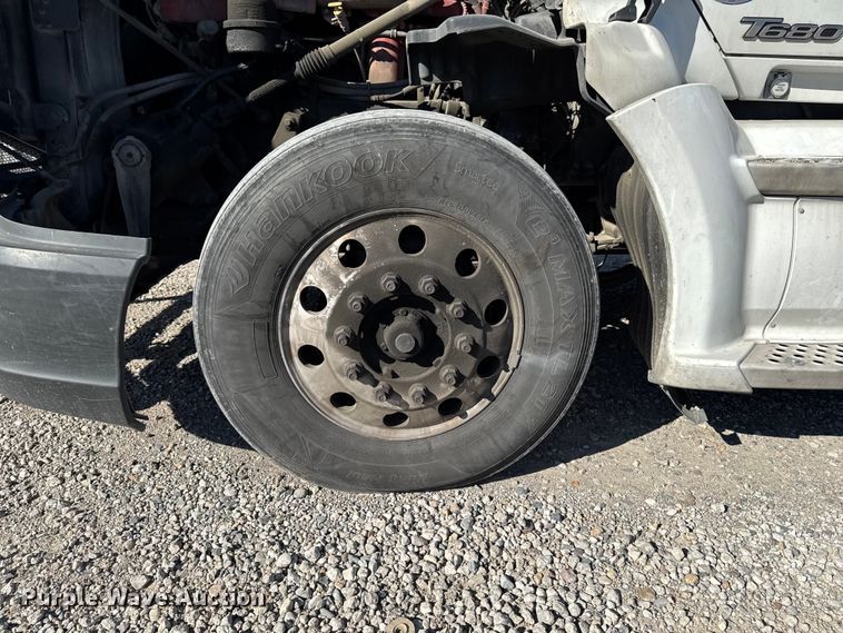 image for item YA1169 2017 Kenworth T680 semi truck