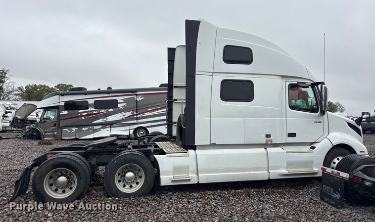 image for item YA1173 2021 Volvo VNL semi truck