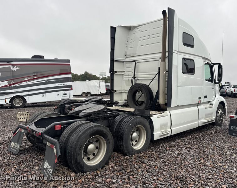 image for item YA1173 2021 Volvo VNL semi truck