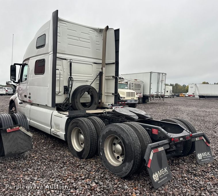 image for item YA1173 2021 Volvo VNL semi truck