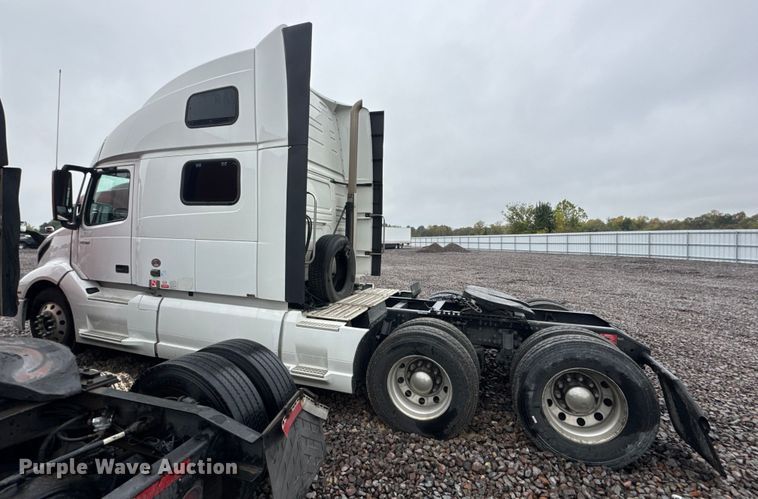 image for item YA1173 2021 Volvo VNL semi truck
