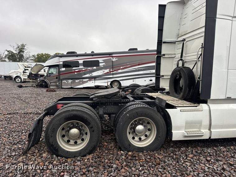 image for item YA1173 2021 Volvo VNL semi truck