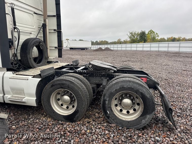 image for item YA1173 2021 Volvo VNL semi truck