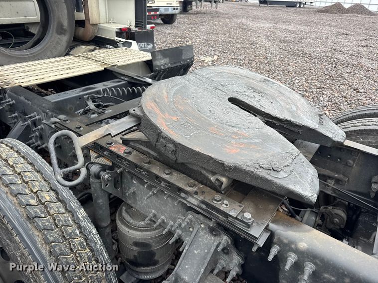 image for item YA1173 2021 Volvo VNL semi truck