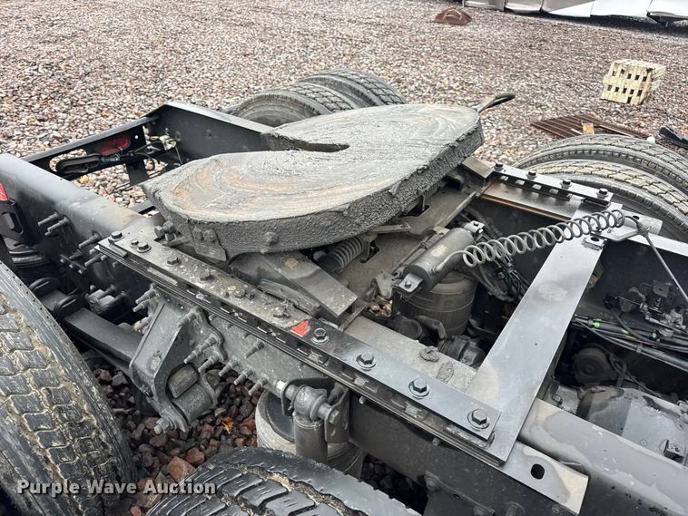 image for item YA1173 2021 Volvo VNL semi truck