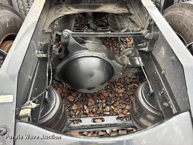 image for item YA1173 2021 Volvo VNL semi truck