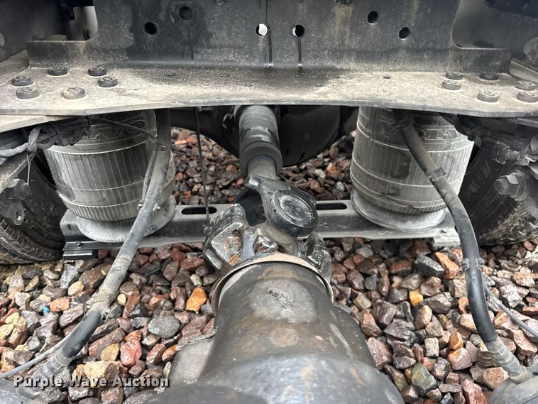 image for item YA1173 2021 Volvo VNL semi truck