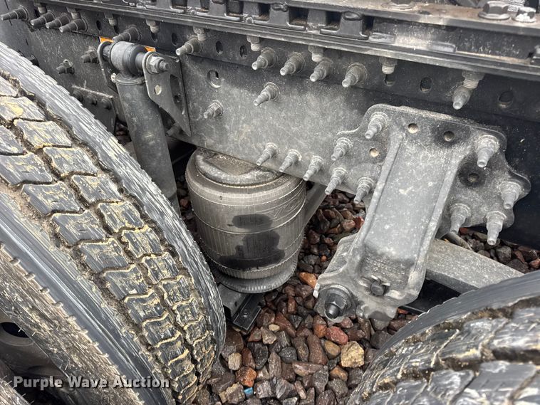 image for item YA1173 2021 Volvo VNL semi truck