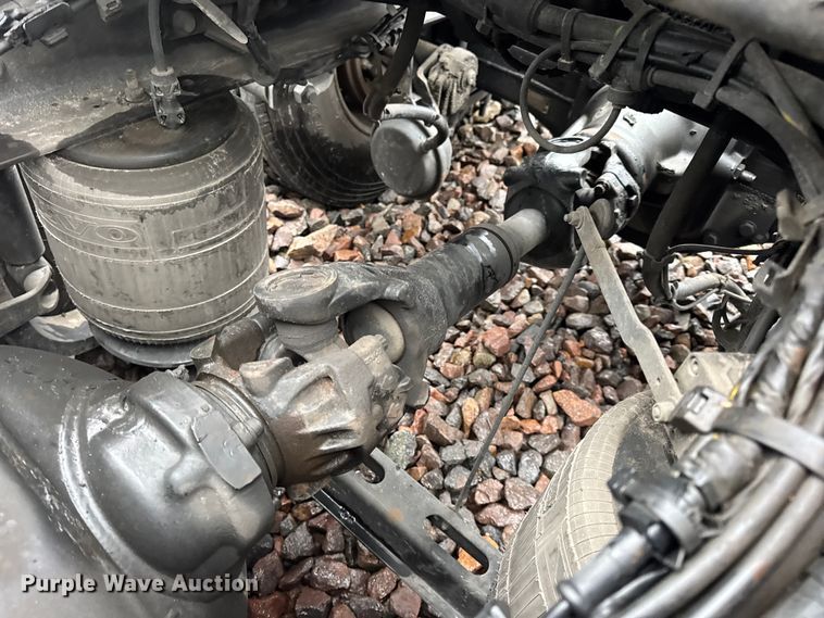 image for item YA1173 2021 Volvo VNL semi truck