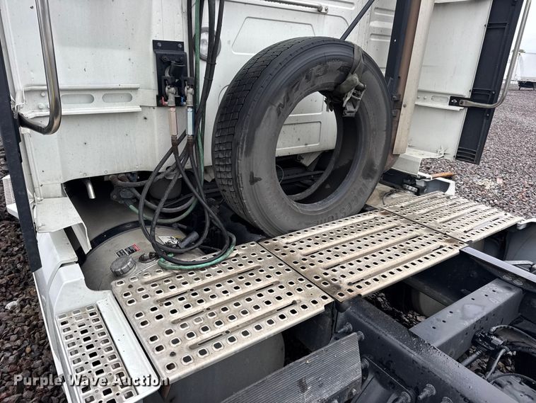 image for item YA1173 2021 Volvo VNL semi truck