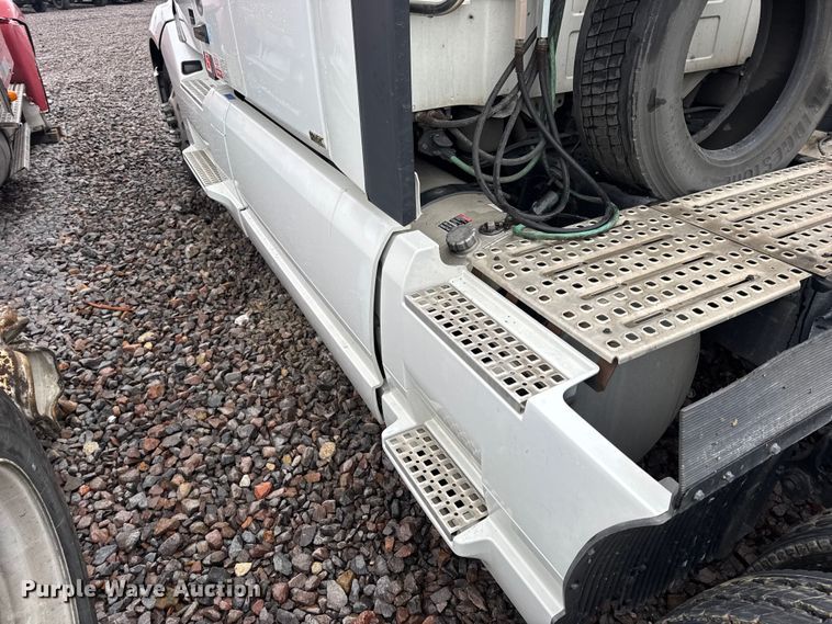 image for item YA1173 2021 Volvo VNL semi truck