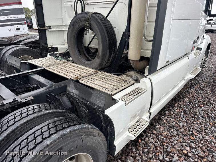 image for item YA1173 2021 Volvo VNL semi truck