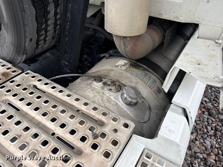 image for item YA1173 2021 Volvo VNL semi truck